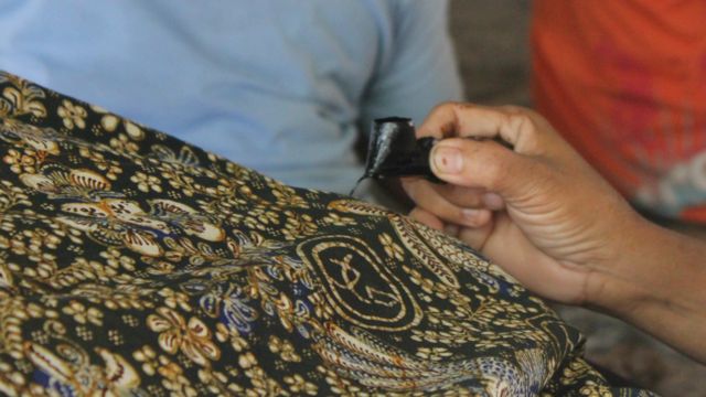 Perpaduan budaya dalam sepotong batik Lasem - BBC News Indonesia