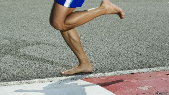 En el pasado han habido corredores que han participado descalzos en los Juegos Olímpicos, como el etíope Adebe Bikila, que ganó así su primera medalla de oro en maratón en 1960.