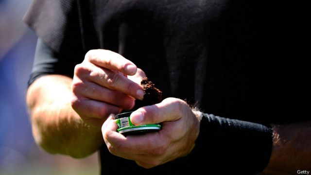 La letal tradición de masticar tabaco en el béisbol - BBC News Mundo