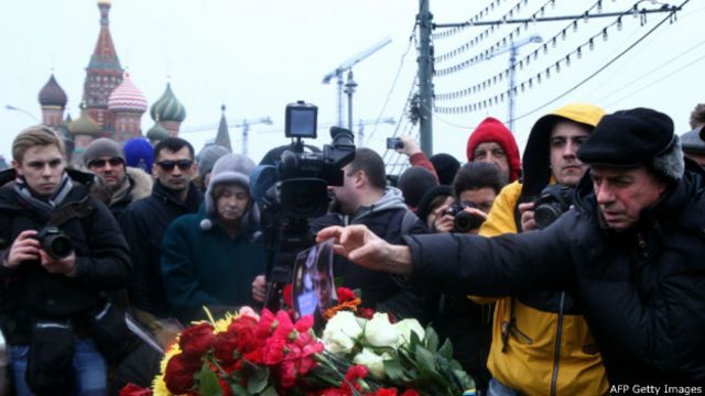 Люди возлагают цветы на месте, где был убит Борис Немцов