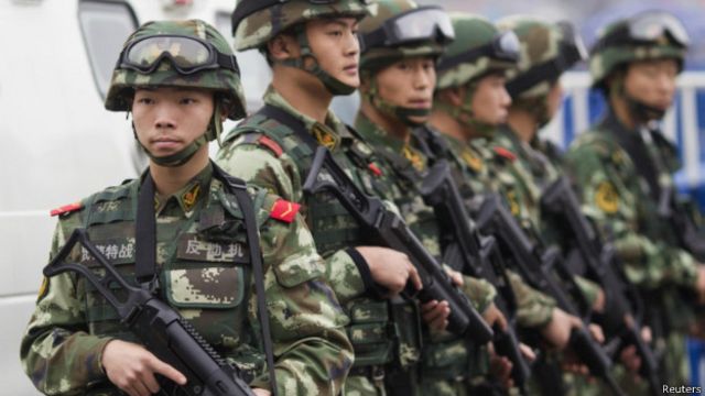 武警在广州火车站巡逻