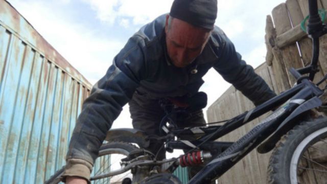 Cənab Hüseyn hazırda Bamiyanda velosiped təmirçisidir.