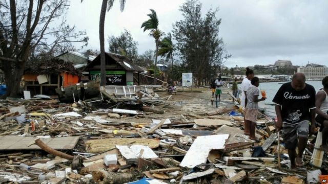 瓦努阿圖首都維拉港民眾在風災後走過廢墟