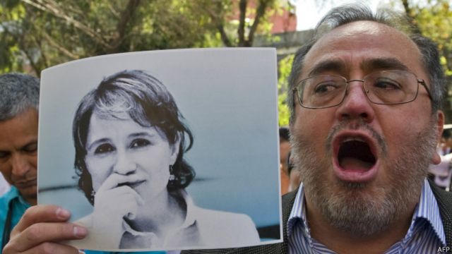 Protesta por despido de Carmen Aristegui en México