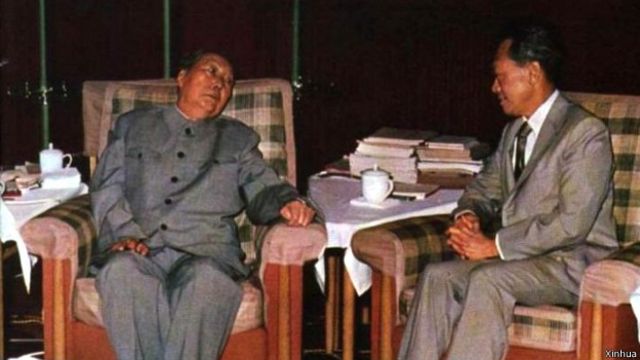 毛澤東身穿淺灰色中山裝，靠坐在客廳正麵的沙發上，見李光耀進來，由張玉鳳和護士長扶起來與其握手。