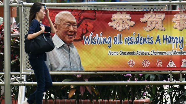 李光耀統治新加坡50年，他引以為豪的治國方針“亞洲價值”，主要是在政治和社會方麵控製，以求達到社會穩定，集中力量發展經濟，創造財富，再用財富改善社會，以及提高民眾生活水平。