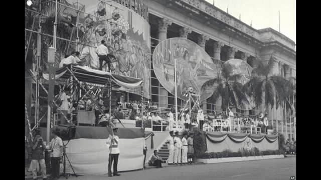 人民行動黨開始為新加坡徹底擺脫英國和與馬來西亞建立聯邦展開宣傳運動，他相信新加坡這個島國太小，缺乏單獨生存的資源。1963年9月16日，李光耀宣佈新馬成功合併，結束了144年的英國統治。