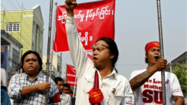 ဆန္ဒပြကျောင်းသားတွေ အကြမ်းဖက် ဖြိုခွင်းခံခဲ့ရမှုကို ကန့်ကွက်ကြောင်း မန္တလေးမြို့လည်မှာ ဆန္ဒ ထုတ်ဖော်ခဲ့ကြ