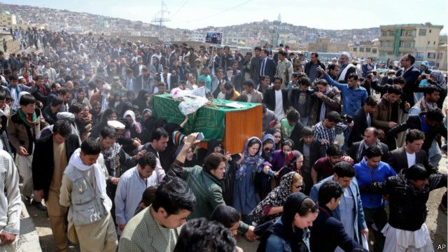 زنان کابل پیکر فرخنده را به خاک سپردند Bbc News فارسی