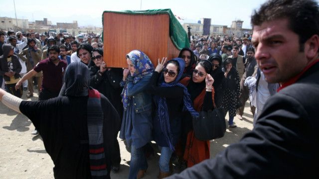 زنان کابل پیکر فرخنده را به خاک سپردند Bbc News فارسی