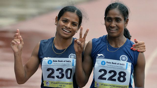 সতীর্থের সাথে বাঁদিকে দাঁড়ানো দূতি চাঁদ
