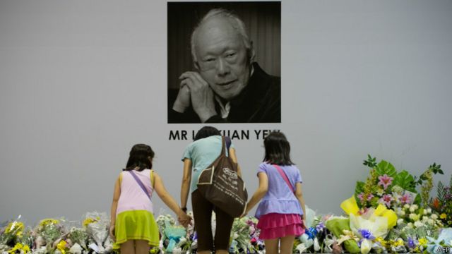 Поклоны перед фото Ли