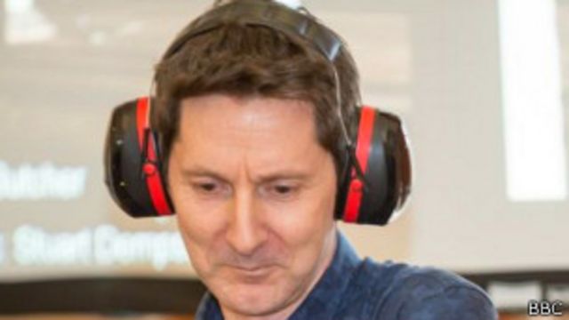 alguien escuchando musica mientras estudia