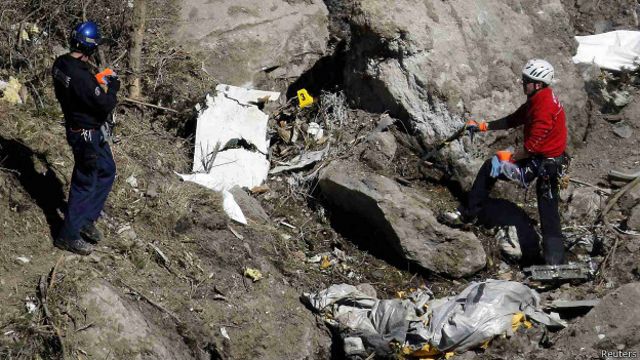 equpos de rescate en zona del accidente de Germanwings