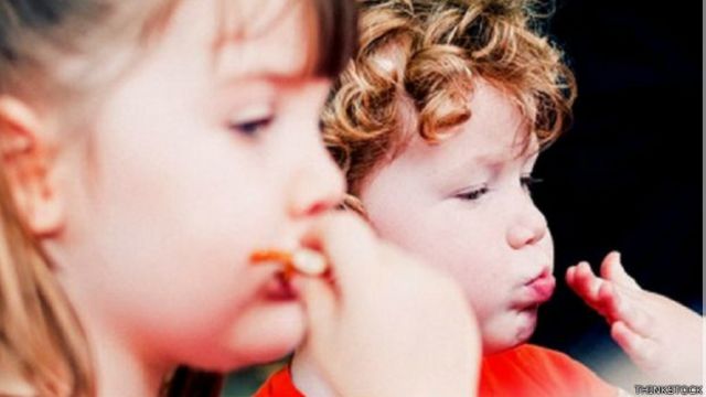 Niños comiendo