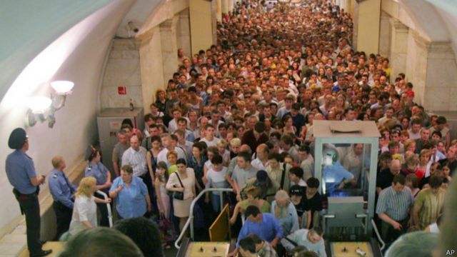Толпа в Московском метро
