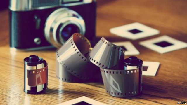 المصورون الذين يرفضون ترك كاميرات الأفلام التقليدية - BBC News عربي