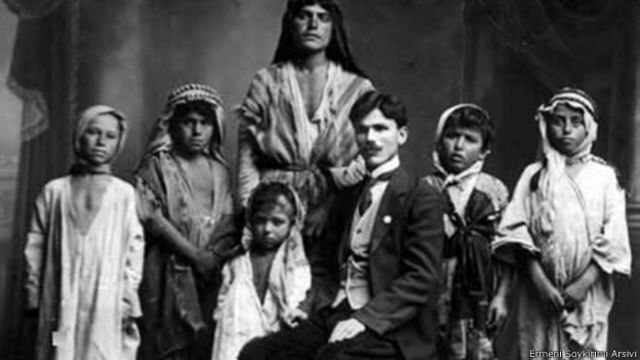 Der Zor çölünden toplanan Ermeni yetimler, ortada David Adamyan, 1919