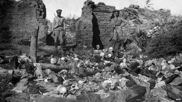 جمجمه‌ها در ویرانه‌های یک دهکده ارمنی، سال ۱۹۱۵ (عکس: موزه نسل‌کشی ارامنه)