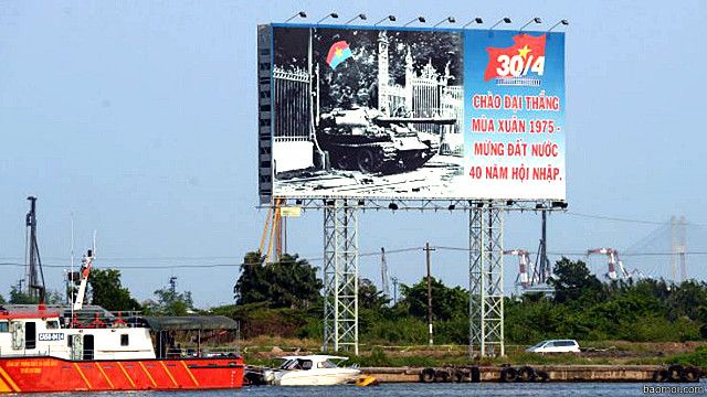 Nhiều khẩu hiệu, áp phích chào mừng 'Đại thắng Mùa Xuân' 1975 và 'Giải phóng Miền Nam' lại được chính quyền trưng ra trong dịp này.