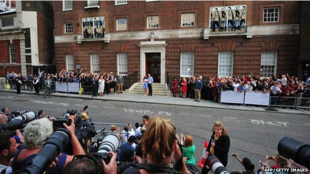 2013年7月23日，各路媒體瘋狂地在醫院門外扎營，希望第一時間搶發喬治王子出生的消息。