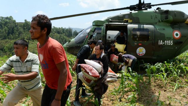 尼泊爾廓爾喀縣Kharibot村村民從印度空軍直升機上卸載救災物資（2/5/2015）