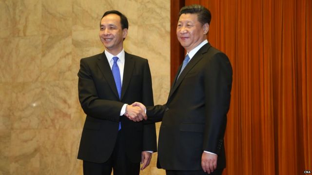 朱立倫(左)與習近平(右)在人民大會堂內握手(台灣中央社圖片4/5/2015)