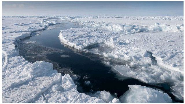 Iceberg vira repentinamente e quase esmaga exploradores no Polo Norte