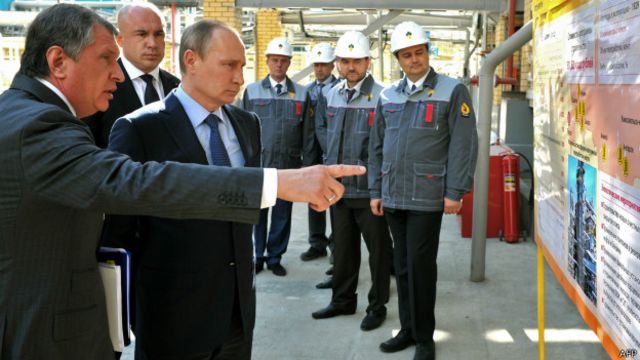 Сечина, возглавляющего "Роснефть", считают ближайшим соратником Владимира Путина