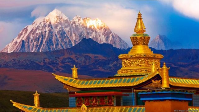 Tây Tạng nguyên sơ: Với cảnh quan hoang sơ, những ngôi đền và chùa hoành tráng, cùng với nền văn hóa đặc sắc, Tây Tạng là một trong những vùng đất đẹp nhất và hấp dẫn nhất thế giới. Xem các hình ảnh về Tây Tạng nguyên sơ để bạn có thể khám phá và trải nghiệm vẻ đẹp của nơi này.