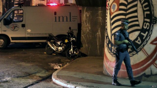 Polícia e IML no local onde membros da torcida corinthiana Pavilhão 9 foram mortos, em abril; maioria das vítimas de armas de fogo no Brasil são jovens