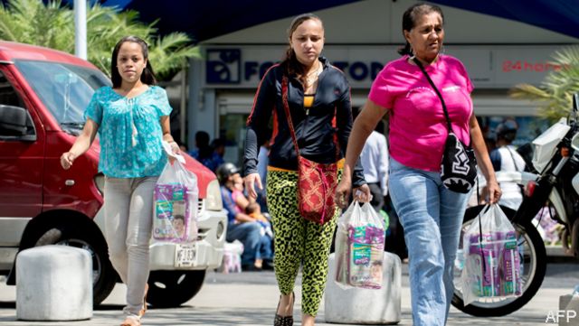 Venezolanas comprando