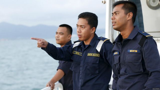 馬來西亞水警在浮羅交怡（蘭卡威）附近水域巡邏（12/5/2015）