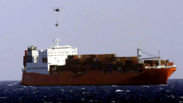 澳屬聖誕島附近水域上直升機向挪威貨船坦帕號吊運人道物資（3/9/2001）