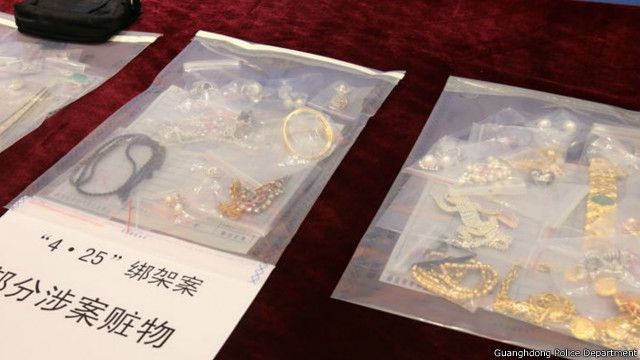 廣東警方展示了曾被綁匪劫走的部分首飾等物品。