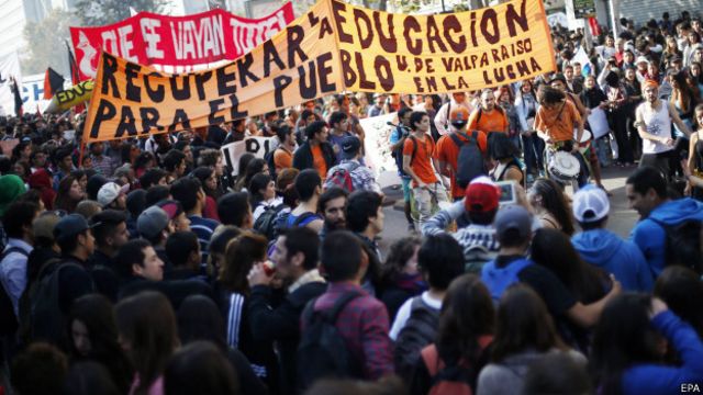 Mueren dos jóvenes tras masiva marcha estudiantil en Chile - BBC News Mundo