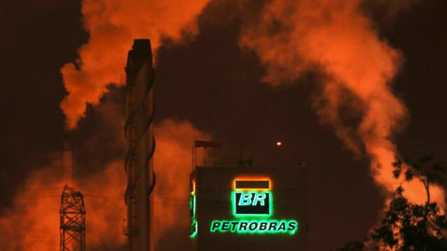 El logo de Petrobras aparece en una refinería cerca de Sao Paulo.