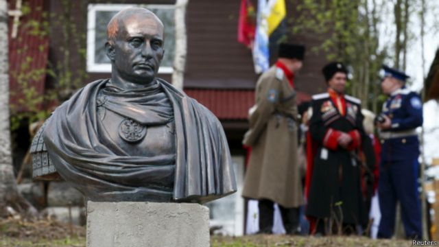 В России появился памятник Путину в образе императора - BBC News Русская служба