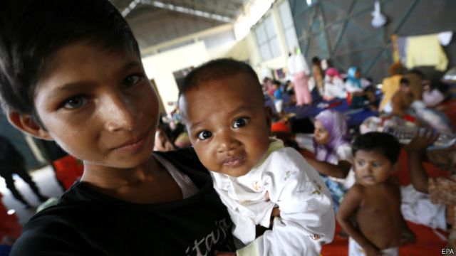 Мигранты в лагере Ачех