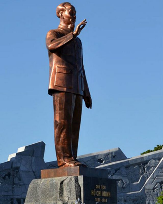 Ở trong nước cũng có bình luận cho rằng các bức tượng na ná nhau. Nhà điêu khắc Lưu Danh Thanh từng nói: “Hiện nay hầu hết các tượng đài trên cả nước đều là tượng Bác đứng, giơ tay chào, chỉ có một vài cái tượng là Bác Hồ ngồi. Chính vì mẫu mã cứ na ná nhau như vậy nên dù chúng ta đã làm nhiều tượng đài về Chủ tịch Hồ Chí Minh nhưng vẫn khiến người ta có cảm giác ít.”