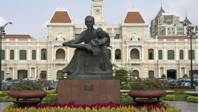 Công trình mới đã thay thế tượng "Bác Hồ với thiếu nhi". Theo thống kê, có khoảng 31 tượng Hồ Chí Minh ở các quảng trường, trung tâm hành chính, chính trị và 103 tượng trong khuôn viên trụ sở cơ quan, đơn vị trên cả nước.