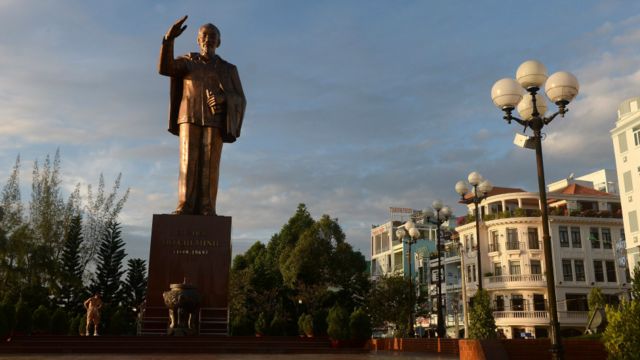 Tượng Chủ tịch Hồ Chí Minh ở TP. Cần Thơ. Các tỉnh, thành đã đề xuất xây thêm 58 tượng trong Quy hoạch tượng đài Chủ tịch Hồ Chí Minh đến năm 2030.