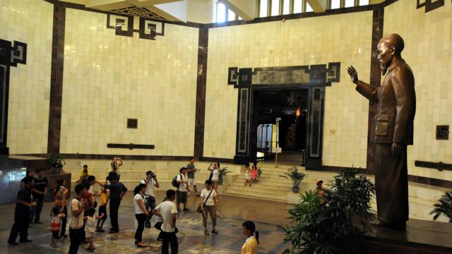 Tượng Hồ Chí Minh trong Bảo tàng Hồ Chí Minh, Hà Nội