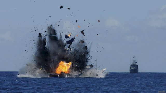 印尼海軍在北蘇拉威西省比通市海域炸沉一艘漁船（20/5/2015）