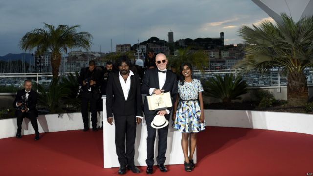 法國導演歐迪亞在憑借《迪潘》獲得金棕櫚獎之後與斯里蘭卡演員共同合影。
