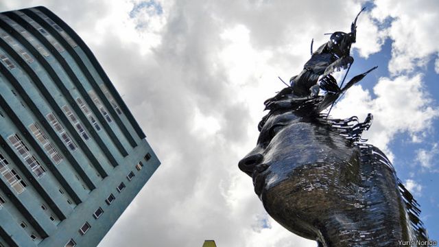 Las obras se insertan en el entrado urbano. Escultura de Rafael M. San Juan en una de las esquinas más famosas del Malecón.