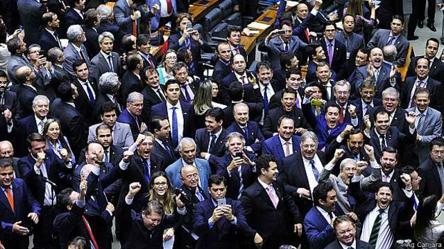 Câmara aprovou PEC que prevê financiamento privado de partidos