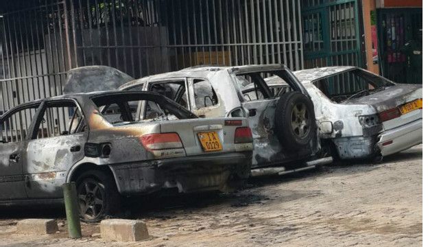 Imodoka zitatu zihiriye imbere ya banki KCB