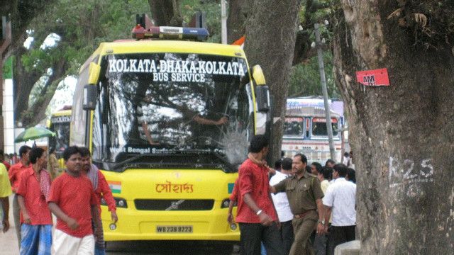 কলকাতা এবং ঢাকার মধ্যে সরাসরি বাস সার্ভিস চলছে বেশ কয়েক বছর ধরে।
