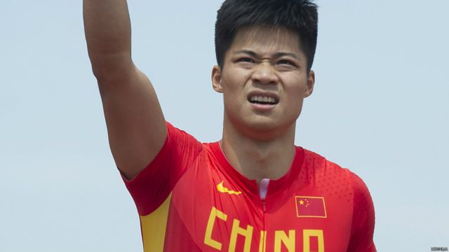 蘇炳添在比賽後舉拳慶祝(新華社圖片30/5/2015)